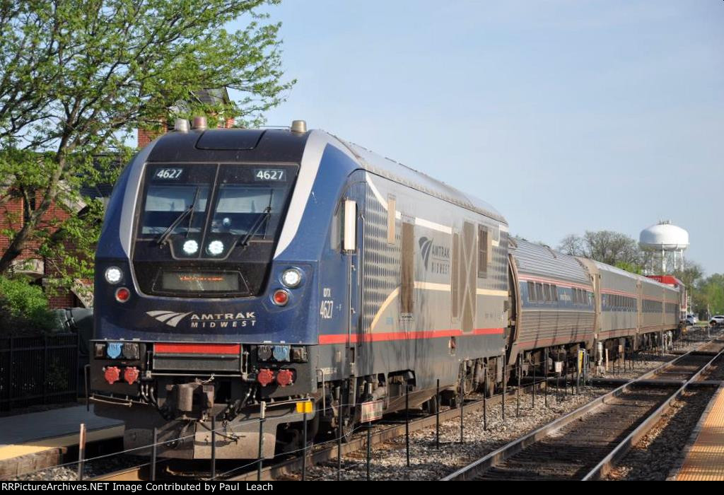 Northbound Hiawatha Service comes into the station